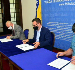 Potpise na ugovor stavili ministar  Džindić i predsjednik Sindikata Bektić