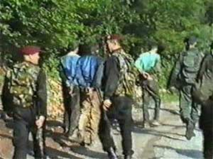 Pripadnici Vojske RS odvode muslimanske zarobljenike na streljanje u julu 1995. - Avaz, Dnevni avaz, avaz.ba