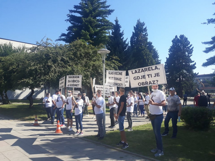 Učesnici nosili transparente - Avaz, Dnevni avaz, avaz.ba