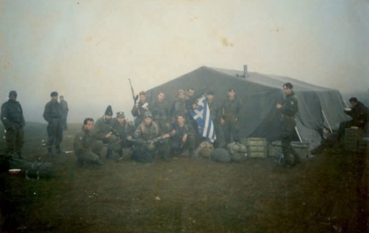 Četrnaest pripadnika Grčke dobrovoljačke garde 1995. godine u BiH - Avaz, Dnevni avaz, avaz.ba
