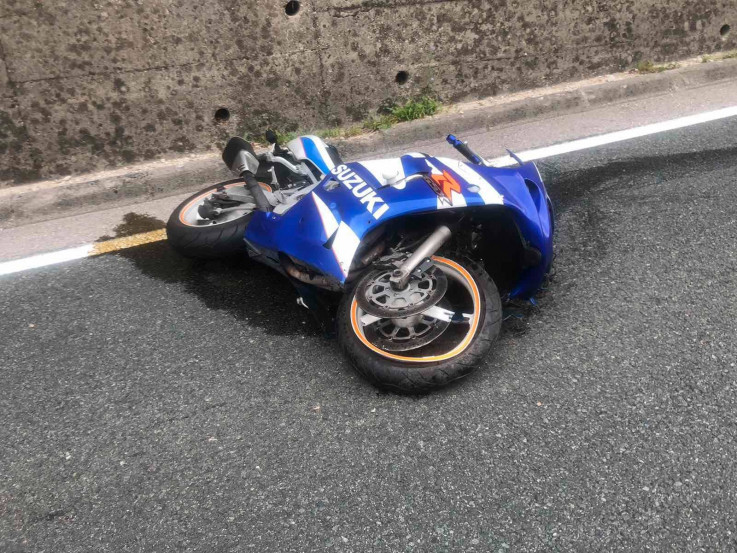 Motocikl završio na asfaltu