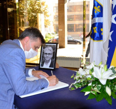 Premijer Novalić se upisuje u Knjigu žalosti