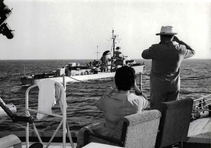 Tito i Jovanka posmatraju svoj brod