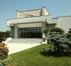  Njegova glavna vila, Central Luxury Mansion, nalazi se u prijestonici države, Pjongjangu