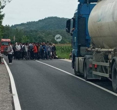 Migranti blokirali cestu