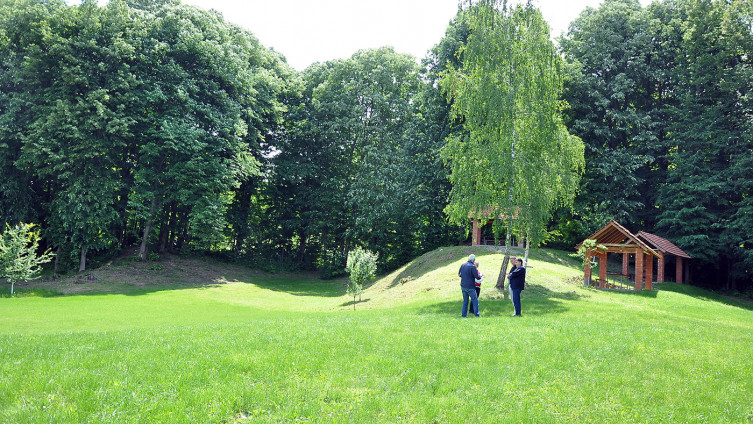 Prirodni amfiteatar okružen lipovom i bagremovom šumom
