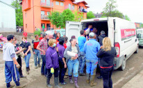 "Avazovim" kombijima distribuirana pomoć tokom katastrofalnih poplava 2014. godine
