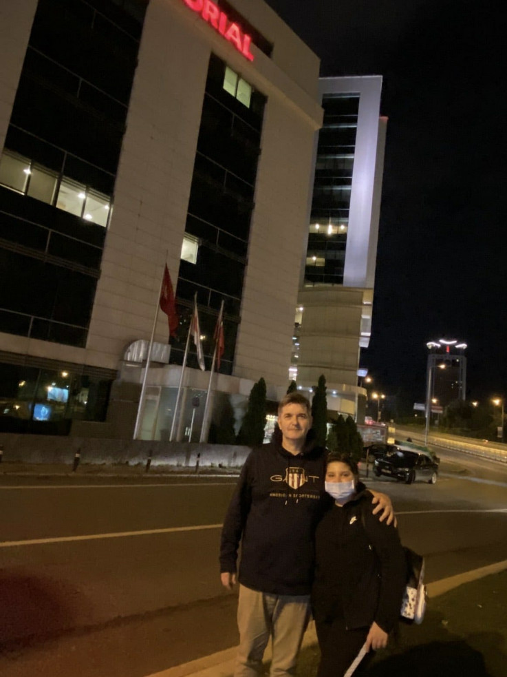 Doktor Gavrankapetanović i djevojčica Nadin ispred bolnice u Turskoj