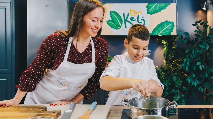 Krije li se u uključivanju djece u proces kuhanja recept za njihovu zdraviju prehranu?
