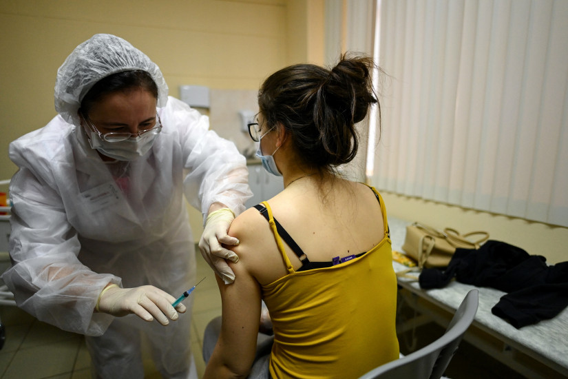 U Rusiji počelo masovno cjepljenje protiv koronavirusa H550