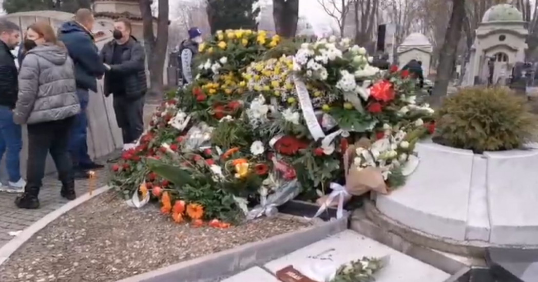 Cvijeće na grobu Džeja Ramadanovskog
