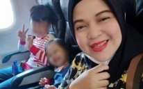 Ratih Windania objavila je selfi sa svoje troje djece nakon što su ušli u avion