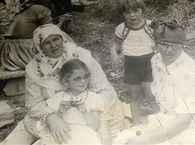 Zemina u krilu mame Hanke 1983. godine, s Hankinom sestrom, tetkom Fatimom i djevojčicom Enisom, koju je tetka posvojila 