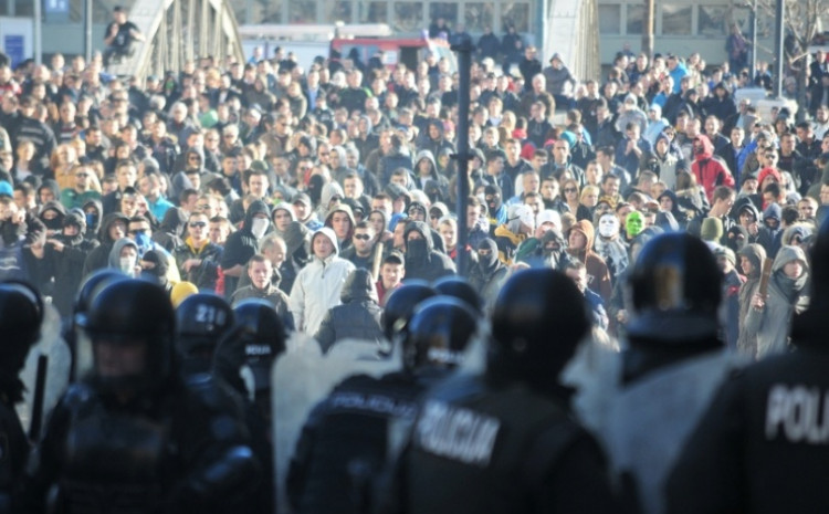 Glavni bh. grad  7. februara 2014. godine: Osiromašeni građani pred zgradom Vlade Kantona Sarajevo tražili su svoja prava