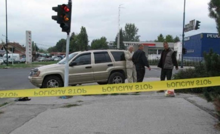 S mjesta nesreće 2013. godine: Iako je u obrazloženju Tužilaštva navedeno da je u trenutku nesreće Kurspahić izgubio svijest, nekoliko trenutaka poslije, on stoji naslonjen na automobil kojim je udario rahmetli Salku Džaferovića