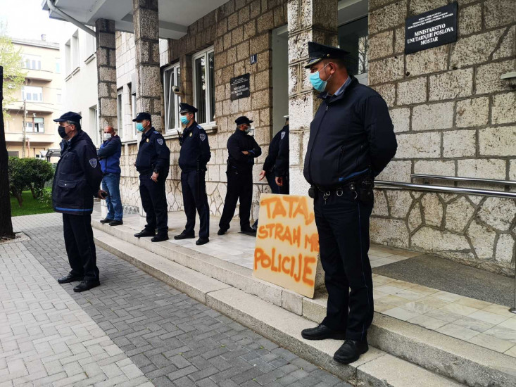 Protesti ispred PU Mostar zbog premlaćivanja mladića