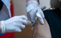 Prioritet  u vakcinaciji imaju zdravstveni radnici koji rade sa covid pacijentima