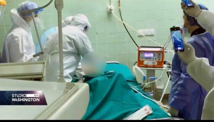 Dr. Izetbegović nadgleda priključivanje "malina-respiratora" na pacijenta