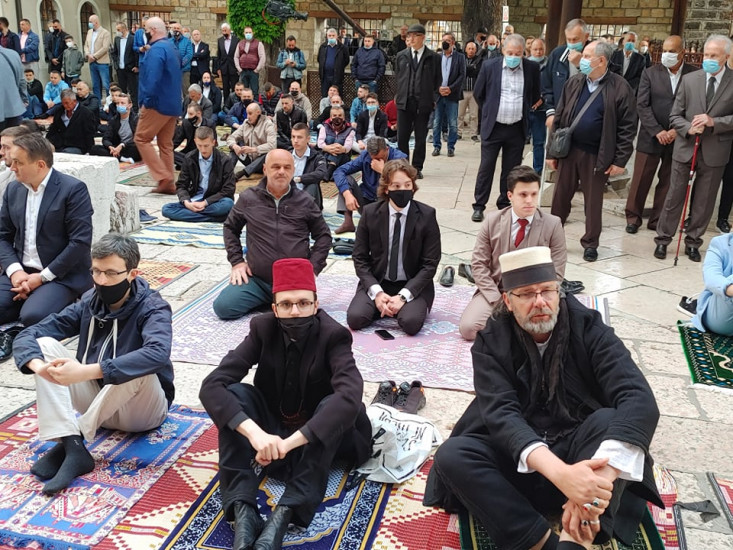 Vjernici se okupljaju da klanjaju bajram-namaz