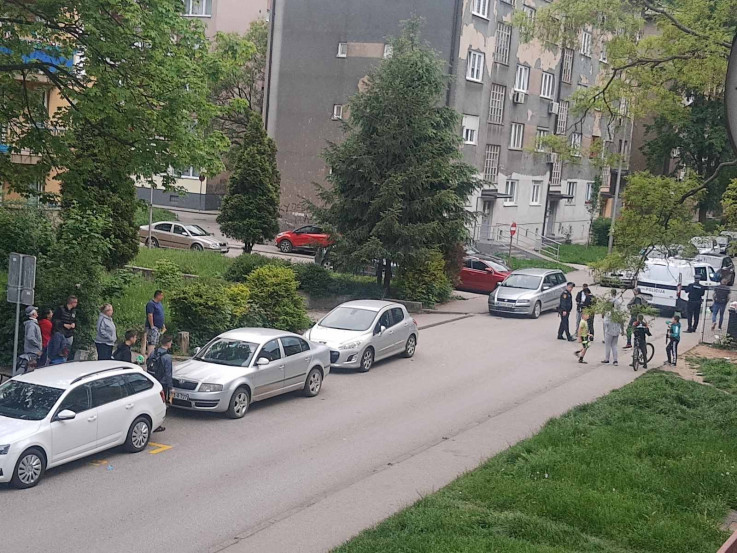 Uznemireni mještani na ulici promatrali obračun