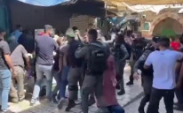 Na videozapisima se vide i palestinski mladići koji je pokušavaju odbraniti 