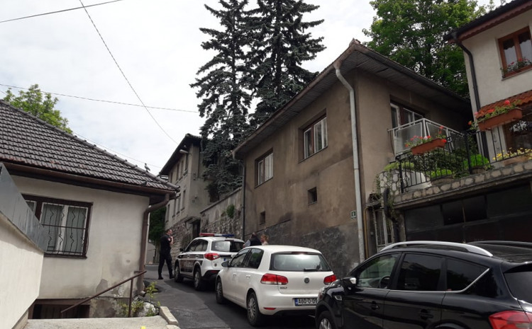 Policija ispred kuće u naselju Čobanija