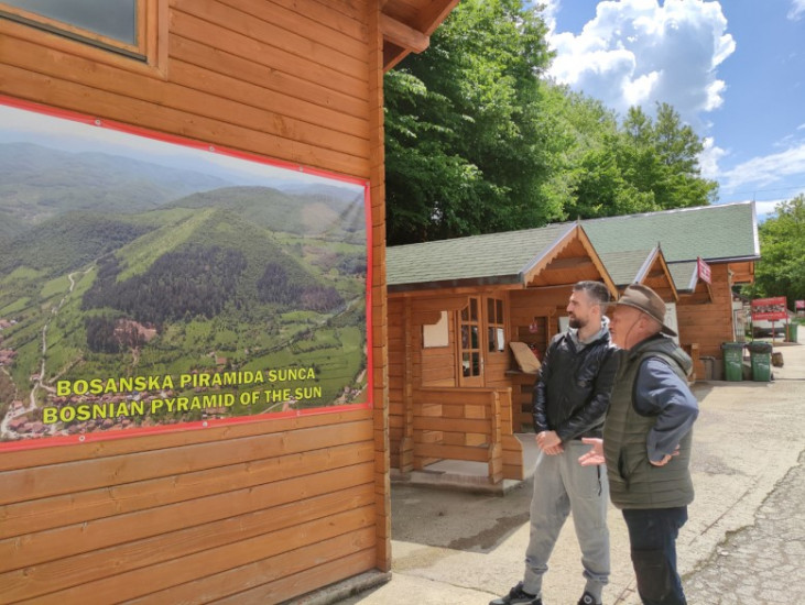 Ibišević u društvu dr. Osmanagića obišao lokacije u Bosanskoj dolini piramida