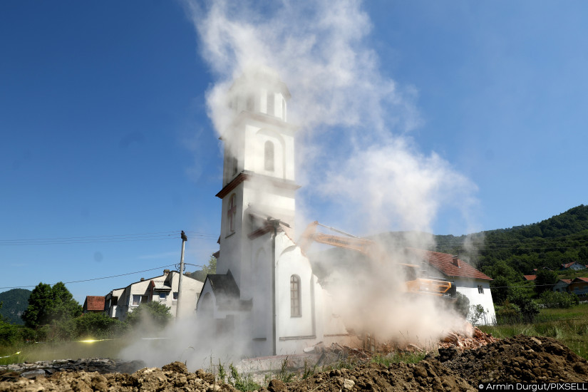 Rušenje crkve iz dvorišta nane Fate