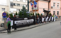 Aktivisti se okupili ispred ambasade Češke