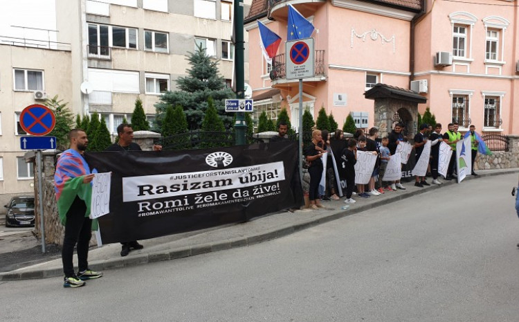Aktivisti se okupili ispred ambasade Češke