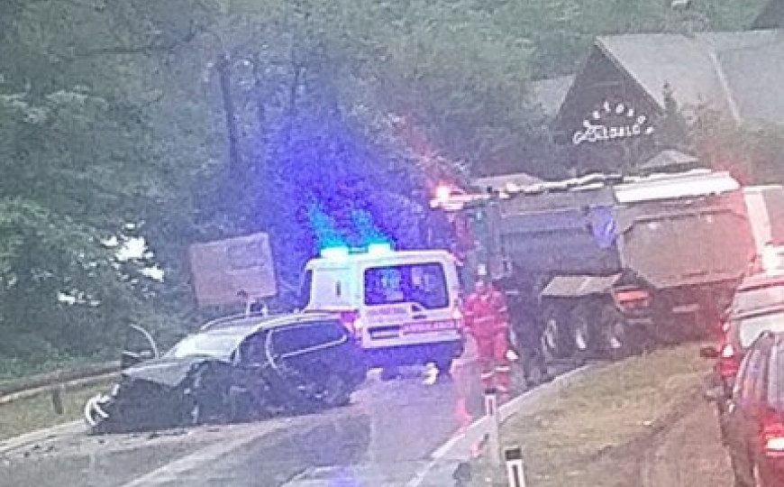 Udes na Lašvi: Automobil podletio pod kamion