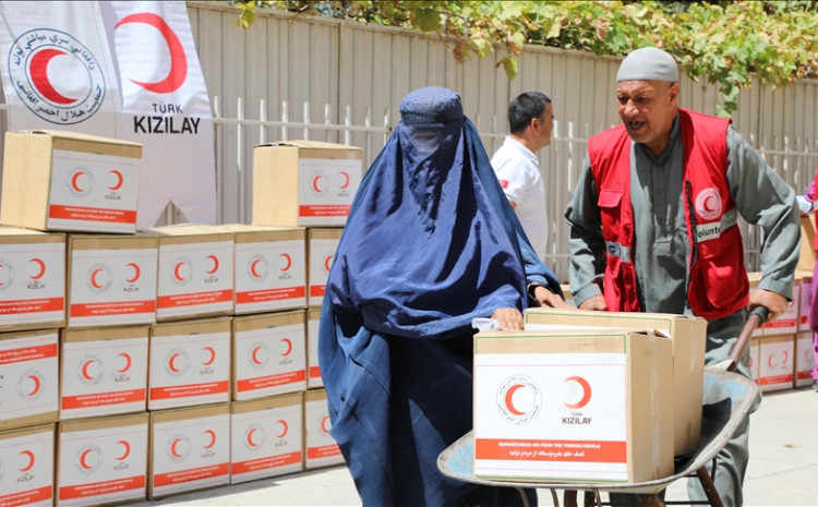 The distribution ceremony, held at the local Afghan Red Crescent Society, was attended by the group’s head Mevlevi Sifatullah Qureshi and staffers of the Turkish Red Crescent Afghanistan delegation