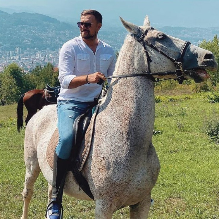 Hodžić jaše konja iznad Sarajeva