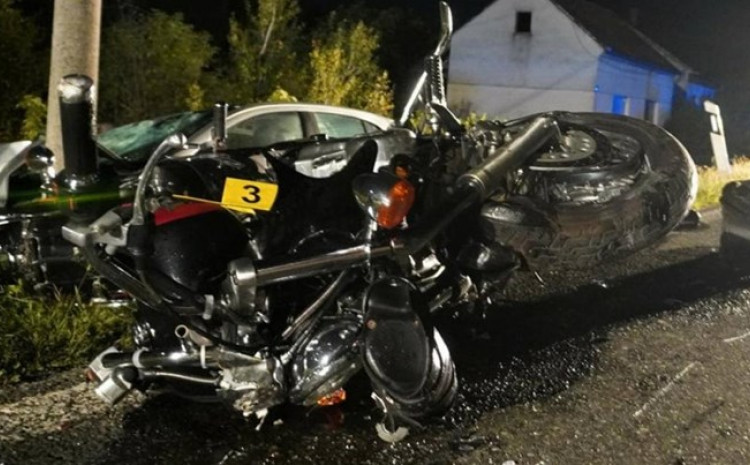 Uništeni motocikl na mjestu nesreće