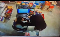 Video / Pogledajte kako je hrabra radnica prodavnice aktivirala alarm i otjerala razbojnika