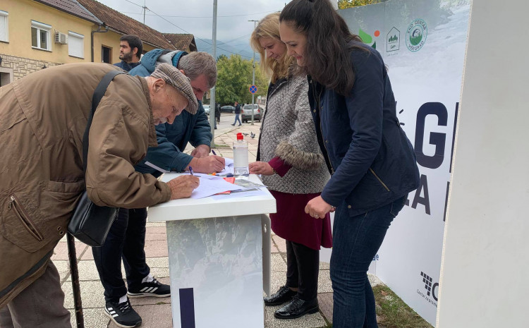 Potpisivanje peticije u Goraždu
