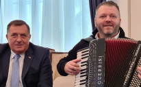 Milorad Dodik s harmonikašem