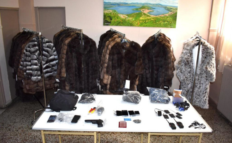 Vođa akcije je uhapšen a u koferu jednog od njegovih 30 sunarodnjaka, koji su se spremali vratiti u Srbiju, pronašli su 85 od 110 ukradenih bundi