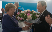 Italijanski premijer i domaćin skupa Mario Dragi darovao je Merkel buket ruža