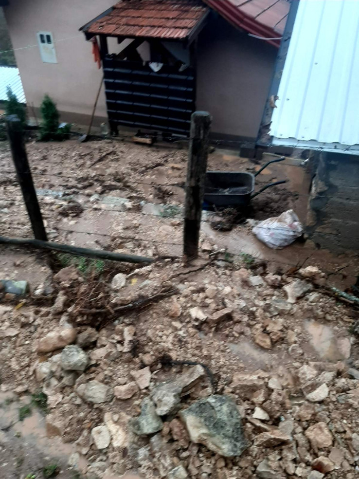 Nanosi kamenja i zemlje u dvorištu jedne kuće u selu Hotovlje