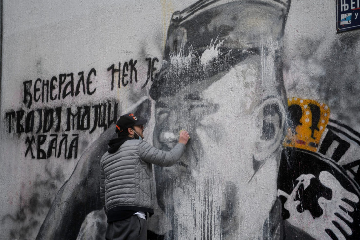 Nepoznati mladići očistili mural ratnog zločinca Ratka Mladića