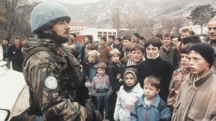 Vojnik UK tokom rata u Travniku, Britanija se obvezalo raditi na miru u Bosni, ali kuda ide Bosna i kakav će biti njezin značaj za Britaniju?