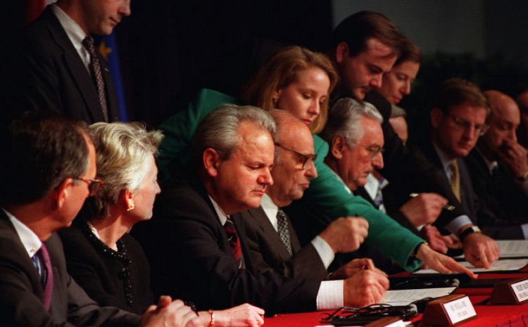 Dogovor o prekidu vatre postignut u Dejtonu, u bazi Rajt-Peterson, a potpisan 14. decembra 1995. godine u Parizu