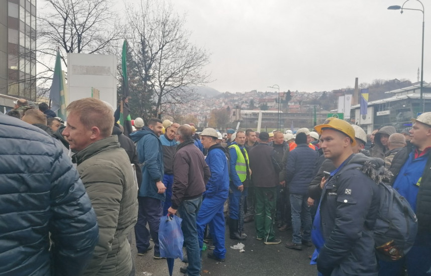 Protesti rudara ispred zgrade Vlade FBiH u Sarajevu: Jasne poruke