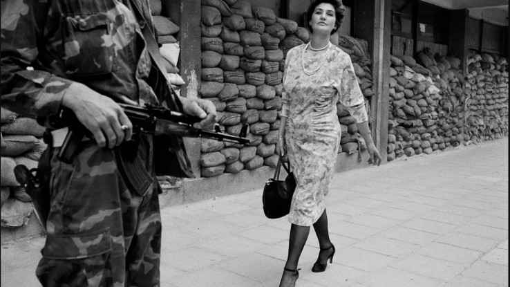 Sarajevo, 1993.: Naoružani ljudi gledaju prkosnu Melihu Varešanović dok hoda na posao u opasnom predgrađu Dobrinja. Devedesetih godina, u glavnom gradu nove nezavisne Bosne i Hercegovine, proveo je 1425 dana pod opsadom