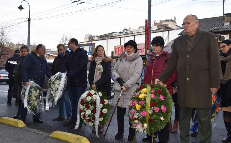 Položeno cvijeće i odata počast žrtvama masakra u ulici Hamdije Kreševljakovića