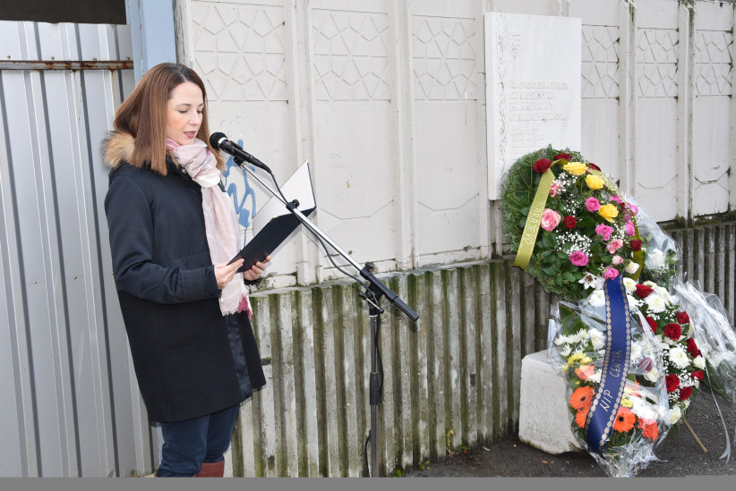Položeno cvijeće i odata počast žrtvama masakra u ulici Hamdije Kreševljakovića kod broja 47