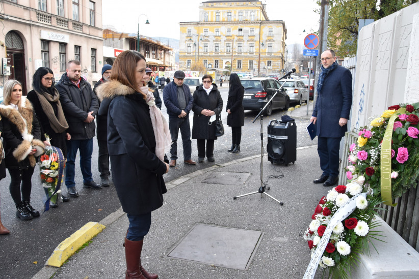 Položeno cvijeće i odata počast žrtvama masakra u ulici Hamdije Kreševljakovića kod broja 47