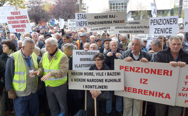 S jednog od ranijih protesta penzionera: Na granici socijalnog minimuma (Arhiv „Avaza“)