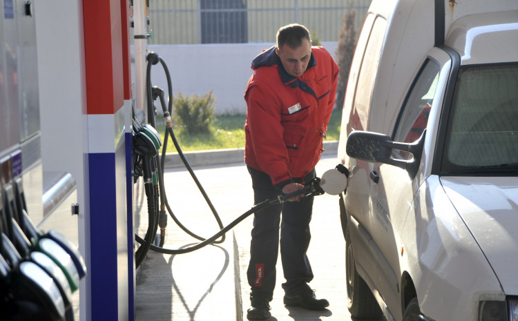 Prosječna maloprodajna cijena u FBiH za premium bezolovni benzin 95 je  2,41 KM po litru